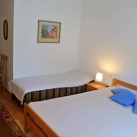 Haus Stratton Apartment